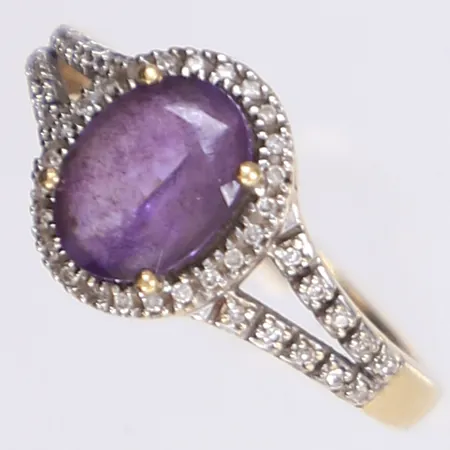Ring med dia ca 0.1 ct totalt, och lila sten, stl 17½, bredd 2mm-11mm, 18K  Vikt: 4 g