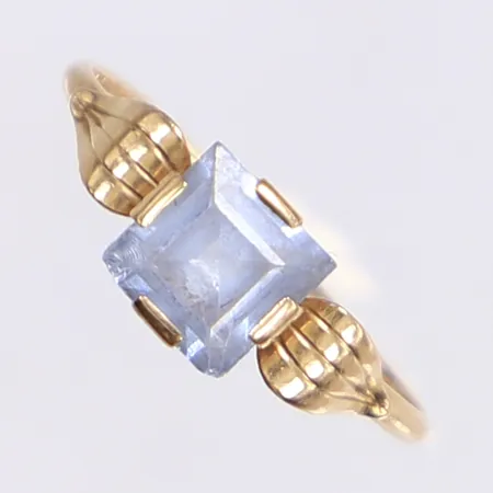 Ring med blå sten, stl 16¼, bredd 1,5-6,5mm, 18K, bruttovikt 1,2 g Vikt: 1,2 g