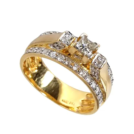 Diamantring, 18K guld, Prinsesslipad Diamant 1 x 0,20ct + Briljantslipade Diamanter 39 x ca 0,009ct (en saknas), Wesselton (H), SI, Albrekts Guld 20026821, Ø18,0 mm, bredd 6-7 mm, fint skick Vikt: 6,8 g