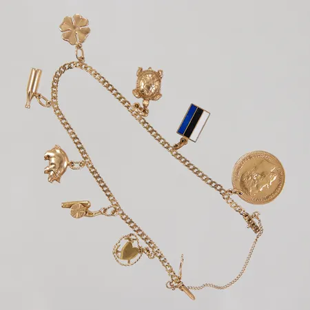 Armband, Pansar, ca 17,5cm, bredd 2,4mm, 8 berlocker varav mynt i 21,6K och flagga i oädel metall, säkerhetskedja, 18K,  Vikt: 12,4 g