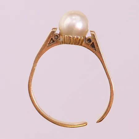 Ring med odlad pärla ca Ø7mm, stl 17½, skenans bredd 2mm, uppklippt skena. 18K  Vikt: 2,9 g