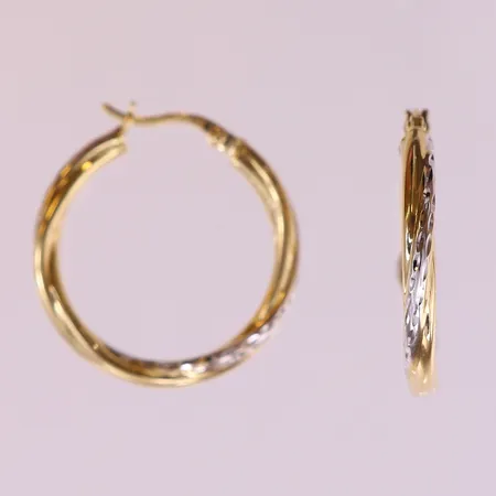 Ett par örhängen, vridna creoler med vitguldsdekor, ca Ø25,5mm, bredd 2,5mm, GHA. 18K Vikt: 3,4 g