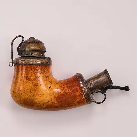Långpipa, masurbjörk och silverbeslag, ca 10cm, tillverkarstämpel EGM, A5=1855, skaft saknas.