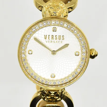 Damur Versace Vercus, guldfärgad metall med vita stenar, quartz, boett Ø32 mm vsp331818 i guldfärgad metall med vita stenar, cert ej ifyllt, bok, box, batteribyte behövs.