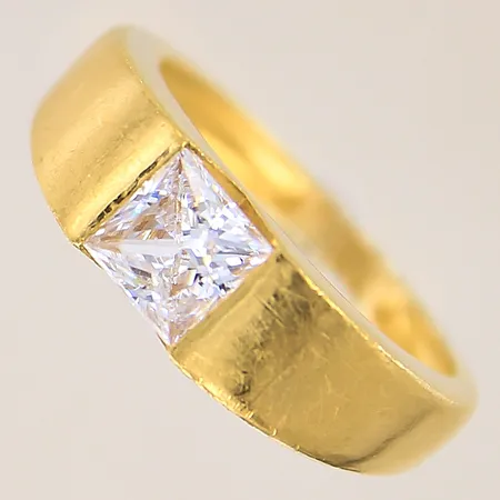 Ring med vit sten, stl: 18, bredd: 2,6-6,5mm, 23K  Vikt: 7,6 g