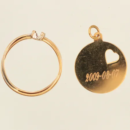 Hänge, ring, gravyr, defekt, sten saknas, 18K  Vikt: 2,3 g