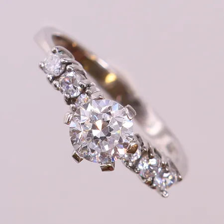 Ring med vita stenar, stl 17½, bredd 2-7mm, något sned. 925/1000 silver Vikt: 2,3 g