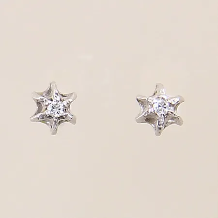 Ett par örhängen med diamanter 2 x ca 0,01ct, Ø3mm, vitguld, ena saknar stopp, 18K  Vikt: 0,5 g