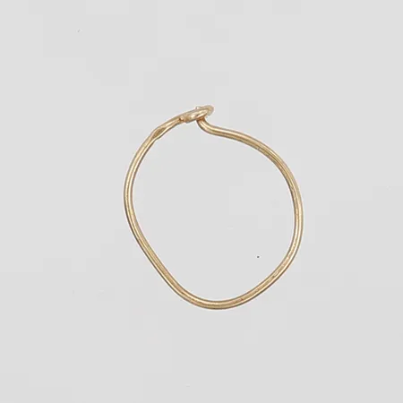 Ett udda örhänge, creol, ca Ø 11,5mm, ojämnheter, 18K guld.  Vikt: 0,2 g