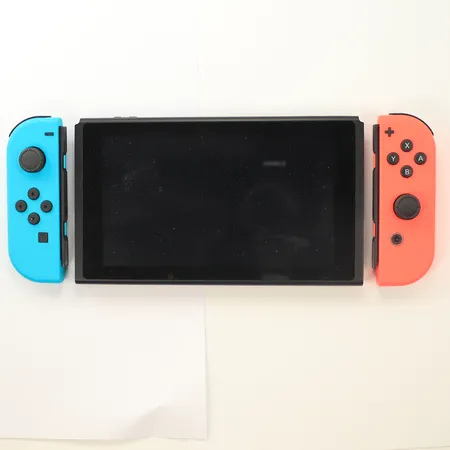 Spelkonsol, Nintendo Switch, Joy-Con Par, laddare, Hdmi-kabel, kvitto, originalkartong, slitage på yttre delarna av kartongen. Ett spel, Super Mario Party Jamboree Skickas med postpaket.