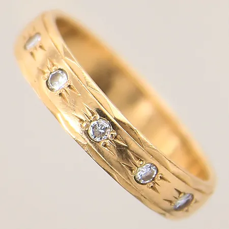 Ring med diamanter 5 x ca 0,02ct, stl 16¾, bredd 4mm, 18K  Vikt: 3,4 g