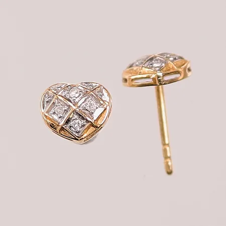Ett par örhängen "hjärta", diamanter 8x ca 0,005ct, 6mm, snurrebussar saknas, 18K 0,7g.