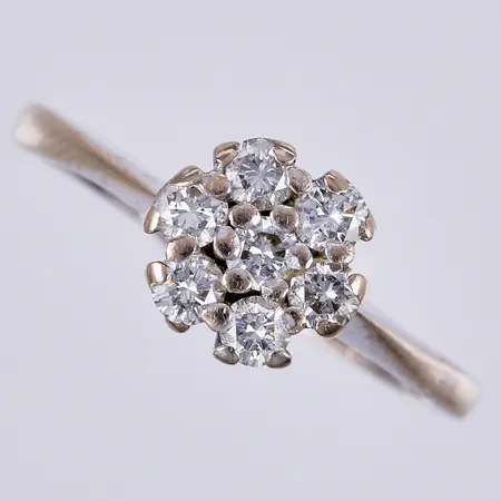 Ring med diamanter ca 7x0,07ct, stl: ca 17½, bredd: ca 2-8mm, vitguld, 18K  Vikt: 2,6 g