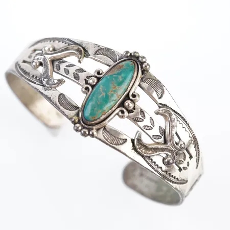 Armring m grön sten, silver, innermått 16cm, bredd 24mm Vikt: 16,8 g