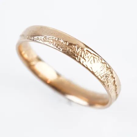Ring, stl 21(66), bredd 4mm, 18k, gravyr Vikt: 4,7 g