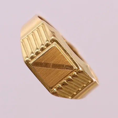 Klackring, stl: 18, bredd 2-9mm,  18K.  Vikt: 3,3 g
