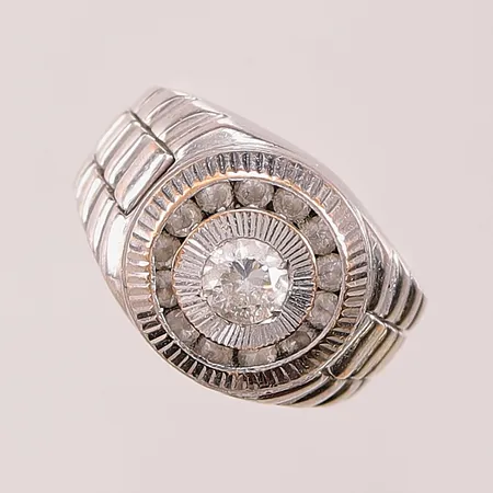 Ring, Ø17½, bredd:15mm, vita stenar, bör omrodieras, 18K 11,8g.