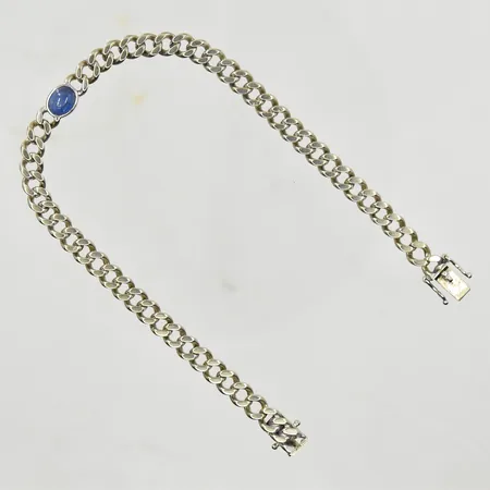 Armband Pansar med blå sten, längd 22½ cm, bredd 6 mm, sliten sten med sprickor, vitguld, 14K. Vikt: 21 g