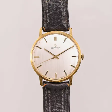 Herrur Certina 18K, 33,5mm, manuell, defekt, personlig gravyr, defekt läderband, bruttovikt 35,3g.