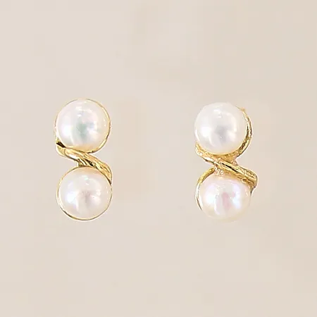 Ett par örhängen med odlade pärlor, Ø4,8mm, 11x5mm, limrester vid pärlorna, 18K Vikt: 1,6 g