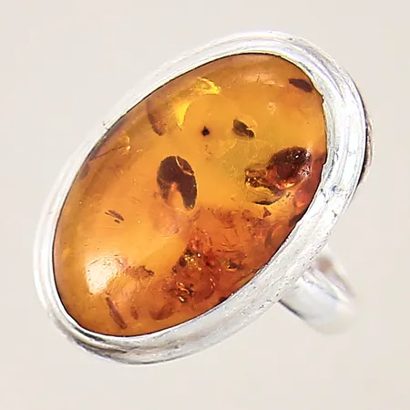 Ring med bärnsten, stl 18, bredd 3-25mm, små repor på sten, något repig skena, silver 925/1000 Vikt: 6,5 g