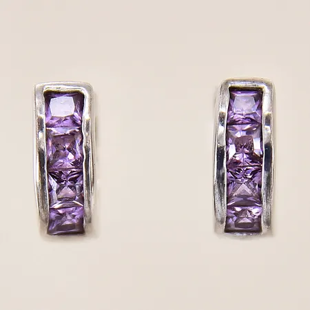 Ett par örhängen, creoler, med lila stenar samt genombruten dekor, Ø14mm, 11x4,7mm, silver 925/1000 Vikt: 3,6 g