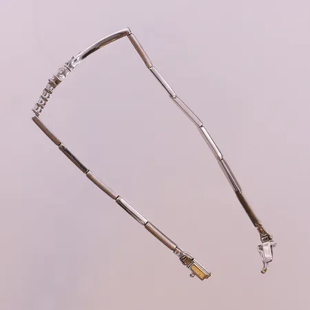 Armband vitguld med vita stenar, ca 19cm, bredd 2,5-11mm. 18K Vikt: 7 g