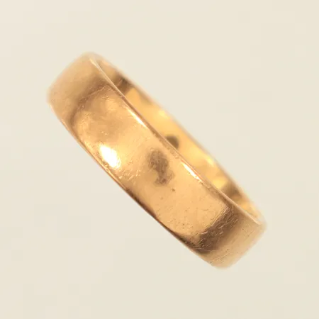 Ring slät, stl 20½, bredd 5,9mm, gravyr, spricka i skena, 18K  Vikt: 9,3 g