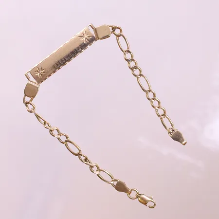 Armband med bricka, längd 21cm, bredd 5-9mm, gravyr, 10K.  Vikt: 11,6 g