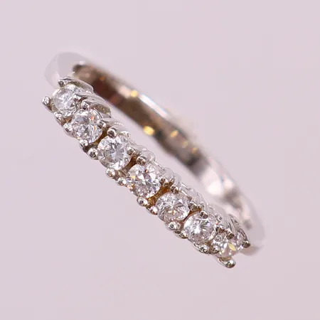 Ring med vita stenar, stl 17½, bredd 2-3,5mm. 925/1000 silver Vikt: 1,8 g