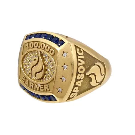 Klackring, herrmodell, 18K guld, Safirer, Diamanter, Ø20¾ mm, bredd 7-21 mm, jack på skenans baksida Vikt: 44,7 g