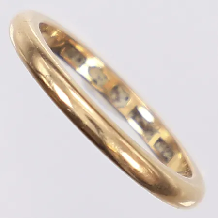 Ring, slät, stl 17, bredd 2mm, gravyr, 18K  Vikt: 3,3 g