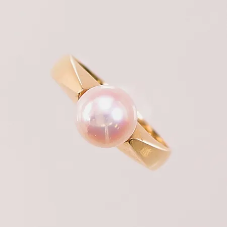 Ring, Ø15, odlad pärla cirka 7mm, gravyr, 18K 3,2g.