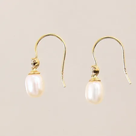 Ett par örhängen med odlade pärlor samt vita stenar, 9x5mm, 18K  Vikt: 0,9 g