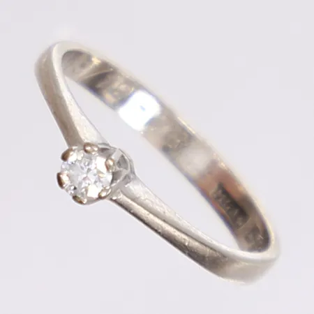 Ring med diamant, 0,10ct, stl 16¾, bredd 2,5mm, vitguld, gravyr, 18K Vikt: 2 g