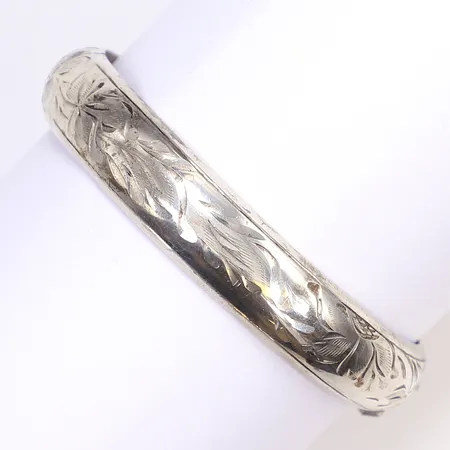 Armring, präglat blommönster, innermått Ø6cm som störst, bredd 12mm, 830/1000 Vikt: 23 g