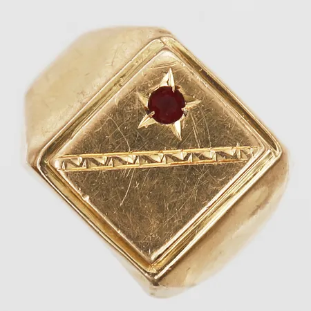 Klackring med röd sten, stl: 17¾, bredd: 4-14mm, gravyr, bucklig,18K guld.  Vikt: 6,1 g