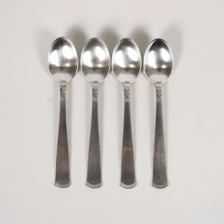 Fyra kaffeskedar, modell Rosenholm, GAB, Eskilstuna, längd 12cm, 1900-talets andra hälft, smärre slitage. Vikt: 65,9 g