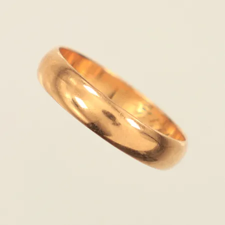 Ring slät, stl 20¼, bredd 4,7mm, gravyr, 18K  Vikt: 4,3 g