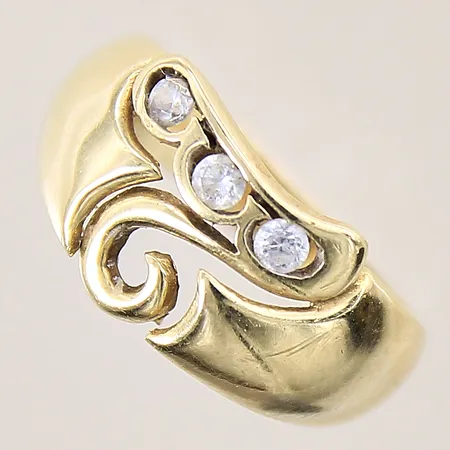 Ring med vita stenar, stl 17¼, bredd 3-10mm, repig, något skev, 14K  Vikt: 4 g