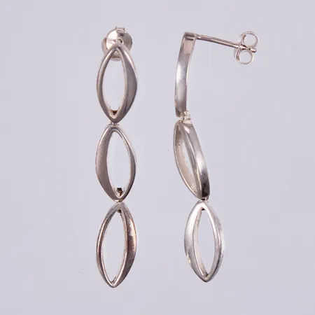 Ett par örhängen längd ca 42mm, bredd ca 2-6mm, 925/1000 silver Vikt: 5,1 g