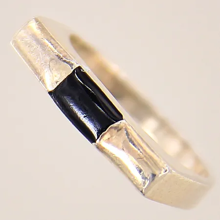 Ring med svart sten, stl 16¾, bredd 3-4mm, silver 925/1000 Vikt: 3,4 g