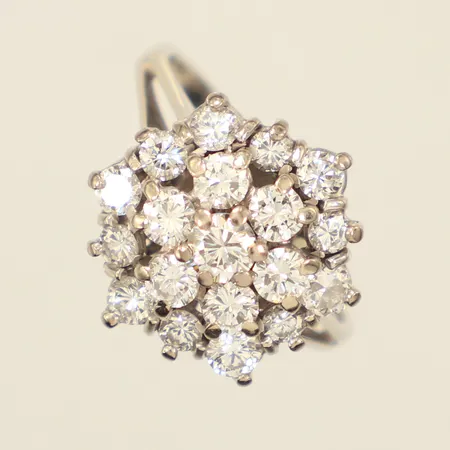 Ring med diamanter 1x ca 0,16ct, 6x ca 0,07ct, 12x ca 0,02-0,05ct, två stenar indikerar på syntet, stl 16, bredd 1,5-15mm, vitguld, 18K  Vikt: 4,4 g