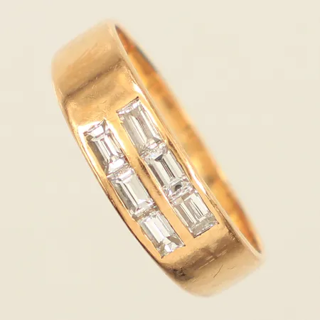 Ring med baguetteslipade diamanter 6 x ca 0,05ct, bredd ca 3-6mm, ostämplad, repig, 18K Vikt: 4,5 g