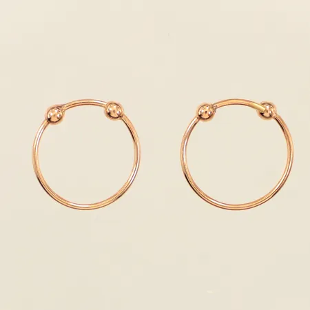 Ett par örhängen, Ø15mm, bredd ca 1mm, otydlig stämpel, 18K Vikt: 0,9 g