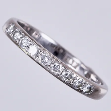 Ring med diamanter ca 9x0,04ct, stl: ca 17¾, bredd: ca 3mm, R&E, Rosengren & Eriksson Guldsmedja, Stockholm, år 1974, vitguld, 18K  Vikt: 2,4 g