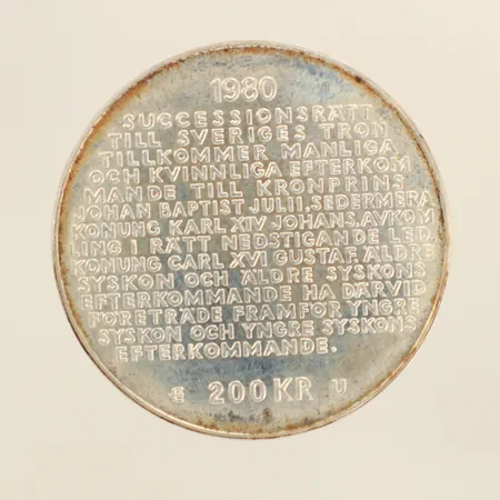 Minnesmynt, Sveriges Konung Carl XVI Gustaf - För Sverige i tiden, ändrad successionsordning, år 1980, nominellt värde 200kr, Ø36mm, 925/1000 silver Vikt: 27 g