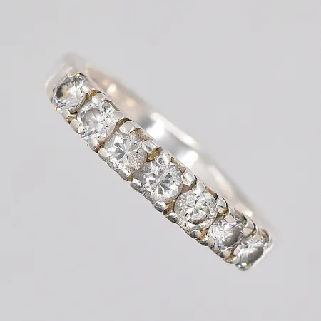 Ring med vita stenar, stl 17¾, skev skena, 925/1000 silver Vikt: 2,6 g