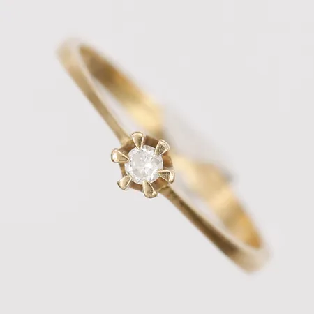 Ring med diamant 1 x ca 0,04ct, stl: 16¼, bred: 2 - 3,5mm, bruksskick, 18K guld.  Vikt: 1,4 g