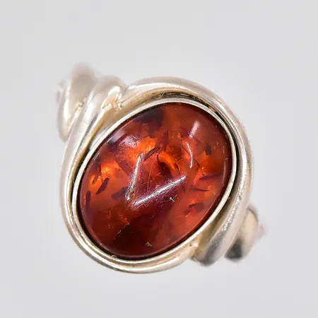 Ring med bärnsten, stl 18, silver Vikt: 5,5 g